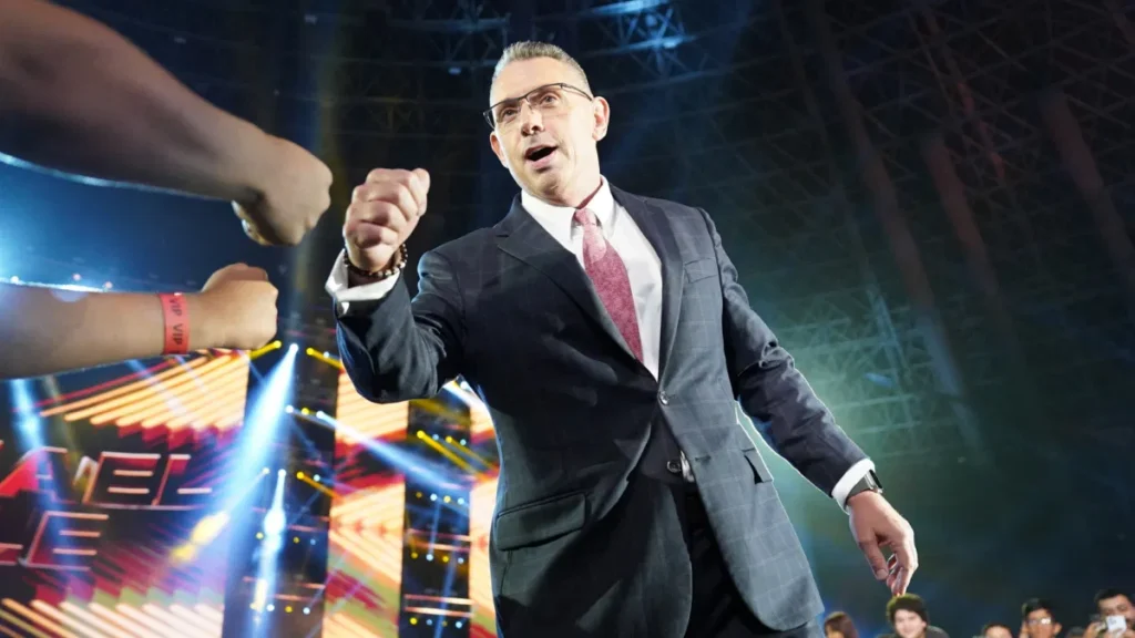 Michael Cole cree que con Vince McMahon no podía mostrar su verdadera personalidad