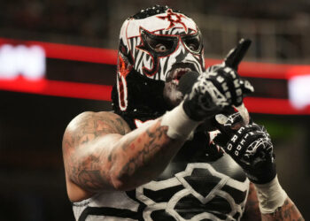 Penta confiesa que lleva luchando tres años con un bíceps roto