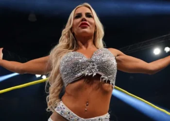 Ash By Elegance hace referencia a sí misma como una luchadora retirada