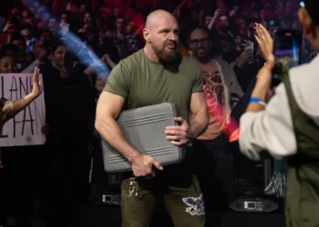 Un miembro de producción demanda a AEW y a Jon Moxley por negligencia, agresión civil y agresión