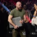 Jon Moxley retiene el Campeonato Mundial de AEW y Christian Cage falla el cobro en Revolution 2025 Un miembro de producción demanda a AEW y a Jon Moxley por negligencia, agresión civil y agresión