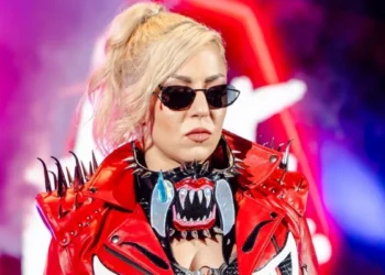 Thekla firma con AEW