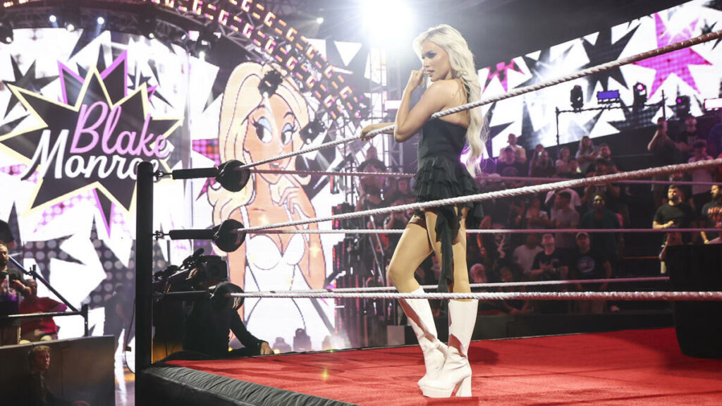 Blake Monroe reacciona a su debut en el ring durante un WWE NXT Live Show