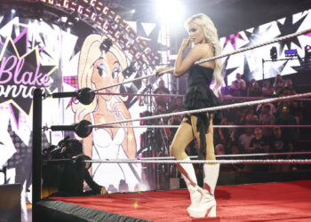 Blake Monroe reacciona a su debut en el ring durante un WWE NXT Live Show