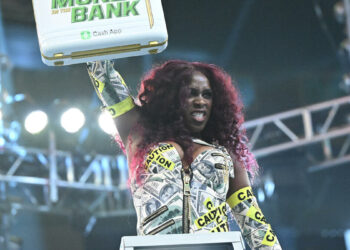 Naomi gana la lucha de escaleras de Money in the Bank femenino
