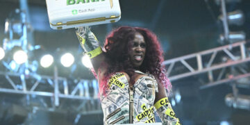 Naomi gana la lucha de escaleras de Money in the Bank femenino