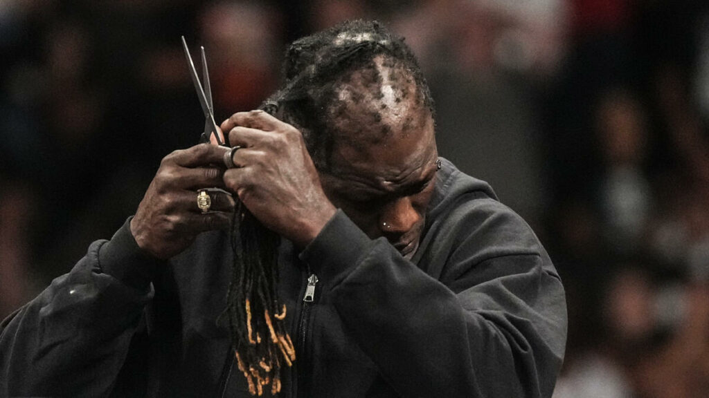 R-Truth se corta el pelo en WWE RAW y se presenta como Ron Killings