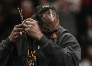 R-Truth se corta el pelo en WWE RAW y se presenta como Ron Killings