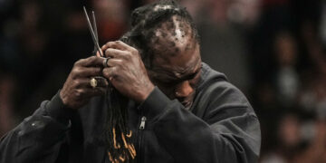 R-Truth se corta el pelo en WWE RAW y se presenta como Ron Killings