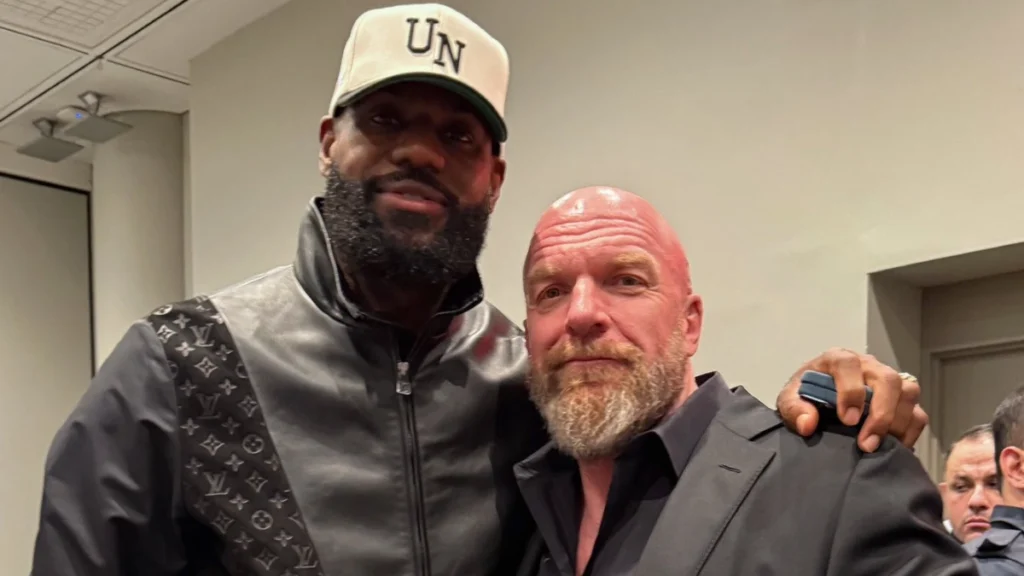 Triple H publica una foto con LeBron James en Fanatics Fest