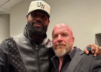 Triple H publica una foto con LeBron James en Fanatics Fest