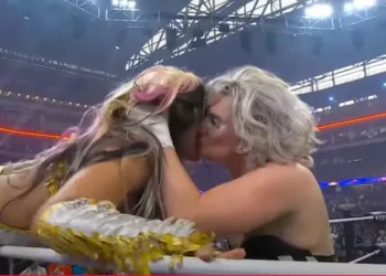 Toni Storm explica por qué besó a Mercedes Moné tras retener el título en AEW All In: Texas
