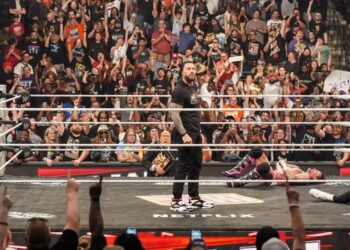 Roman Reigns regresa en WWE RAW