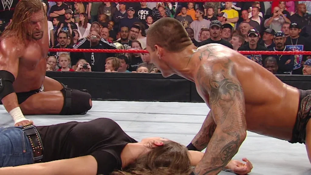 Randy Orton habla sobre el polémico segmento que compartió con Stephanie McMahon donde la besaba