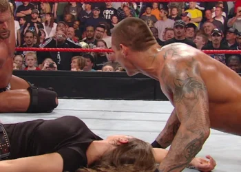 Randy Orton habla sobre el polémico segmento que compartió con Stephanie McMahon donde la besaba