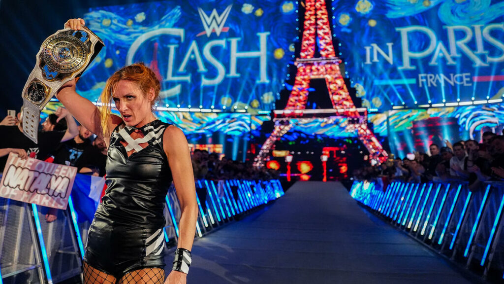 Becky Lynch vence a Nikki Bella en WWE Clash in Paris y sigue siendo la Campeona Femenina Intercontinental