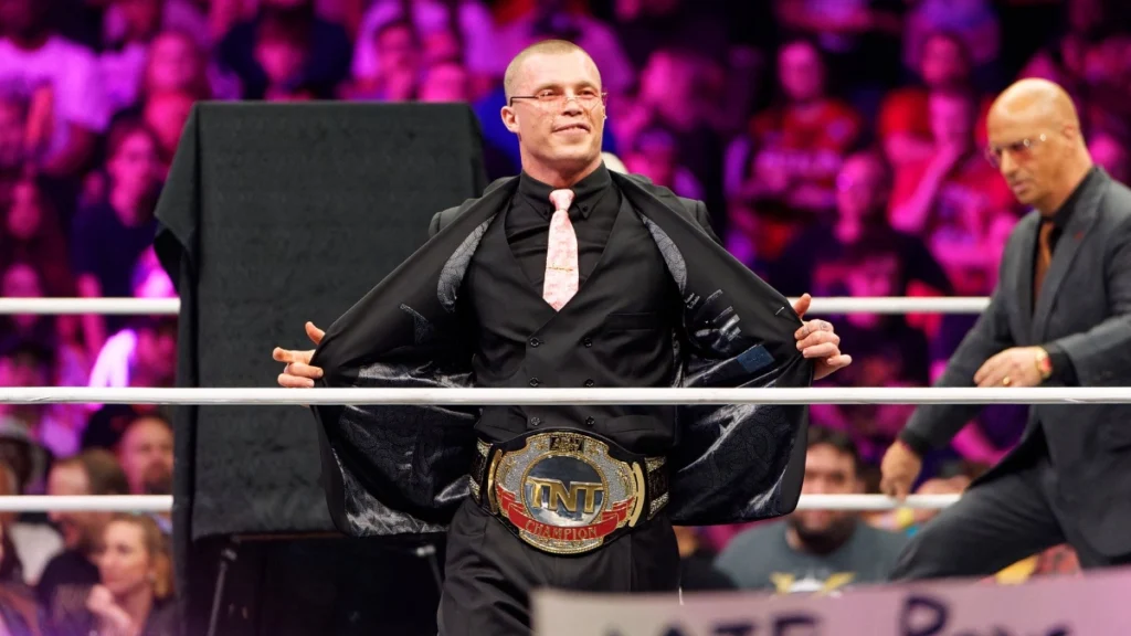 Kyle Fletcher firmó una renovación de contrato importante con AEW hace unos meses