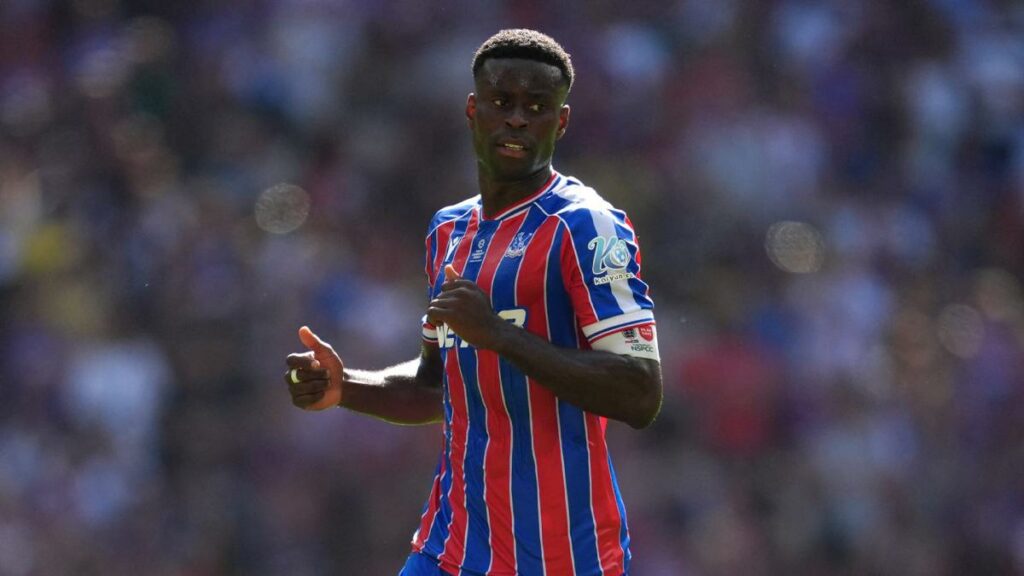 Marc Guéhi, jugador del Crystal Palace, muestra interés en luchar en WWE