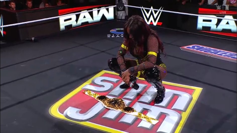 Naomi deja vacante el Campeonato Mundial Femenino de WWE tras anunciar su embarazo