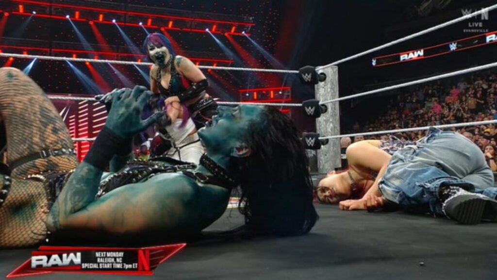 Asuka y Kairi Sane traicionan a IYO SKY en WWE RAW