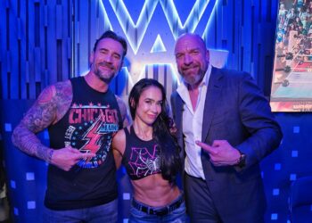 Vince Russo acusa a Triple H de “acumular pops” tras el regreso de AJ Lee en WWE