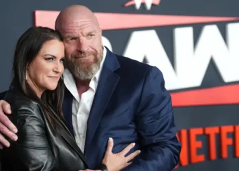 Las fotos de Triple H y Stephanie McMahon en Grecia generan molestia dentro de WWE