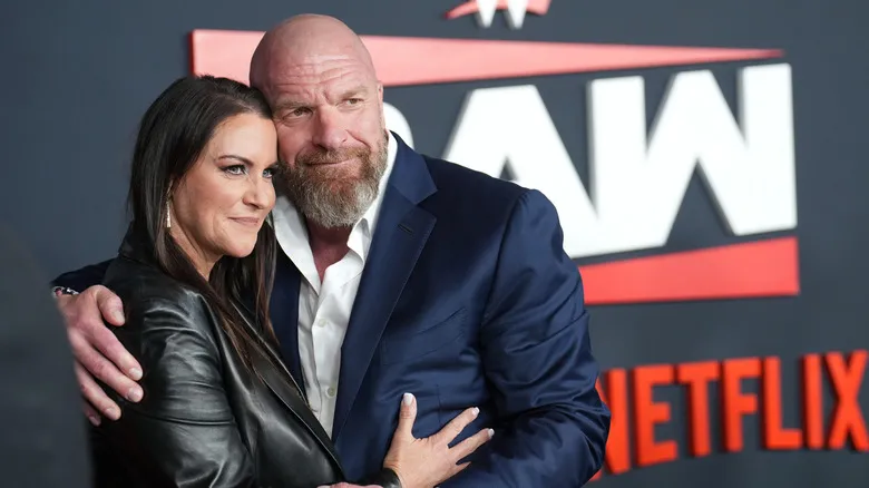 Las fotos de Triple H y Stephanie McMahon en Grecia generan molestia dentro de WWE