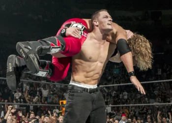 Adam Copeland reacciona al tributo de John Cena con su spear en SmackDown