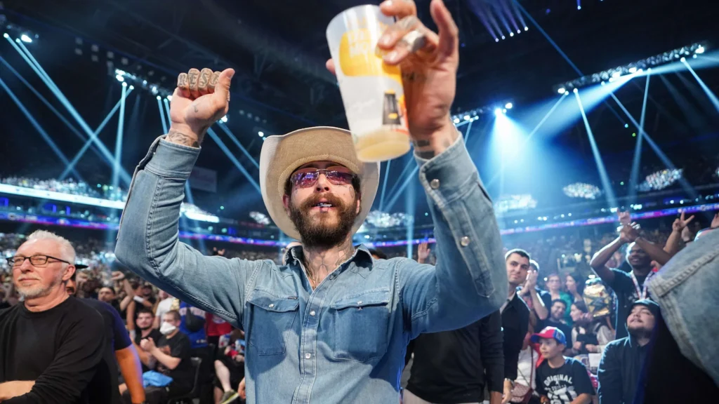 Post Malone reta a Seth Rollins para un combate en WrestleMania 42
