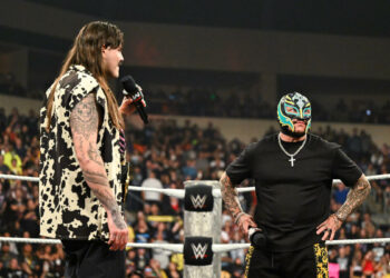 El segmento inicial de WWE RAW duró casi 10 minutos más de lo previsto