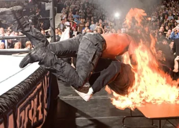 Mick Foley revela por qué su icónico spot en llamas con Edge “no dolió” en WrestleMania 22