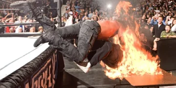 Mick Foley revela por qué su icónico spot en llamas con Edge “no dolió” en WrestleMania 22 Mick Foley revela por qué su icónico spot en llamas con Edge “no dolió” en WrestleMania 22