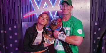 Becky Lynch publica una imagen con John Cena en backstage: “Campeonatos Intercontinentales. Es cosa de los GOATS”