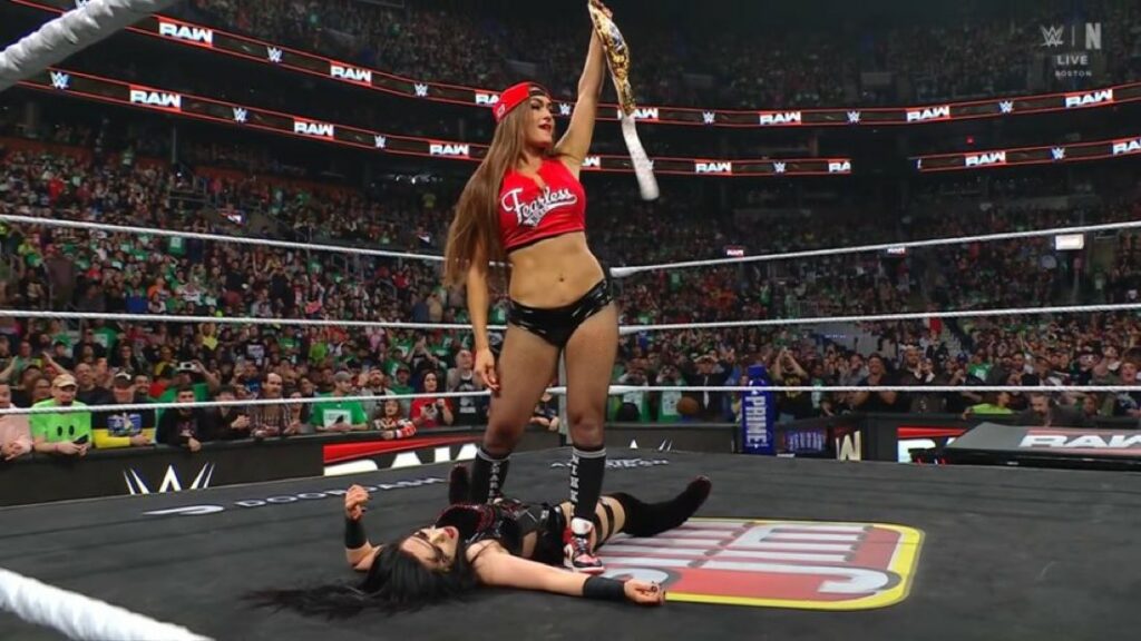 Nikki Bella traiciona a Stephanie Vaquer en WWE RAW
