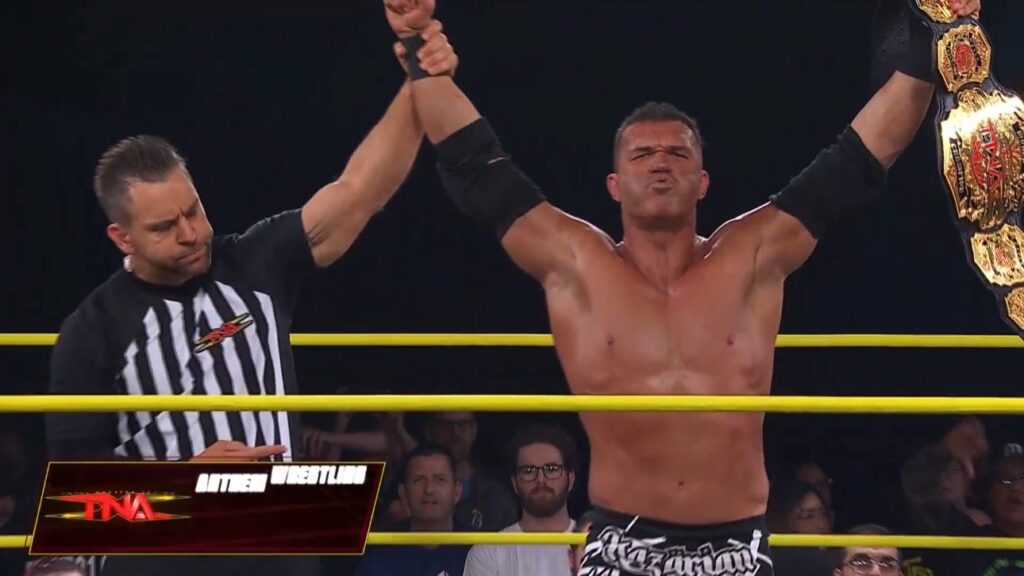Frankie Kazarian vence a Mike Santana para ganar el Campeonato Mundial de TNA