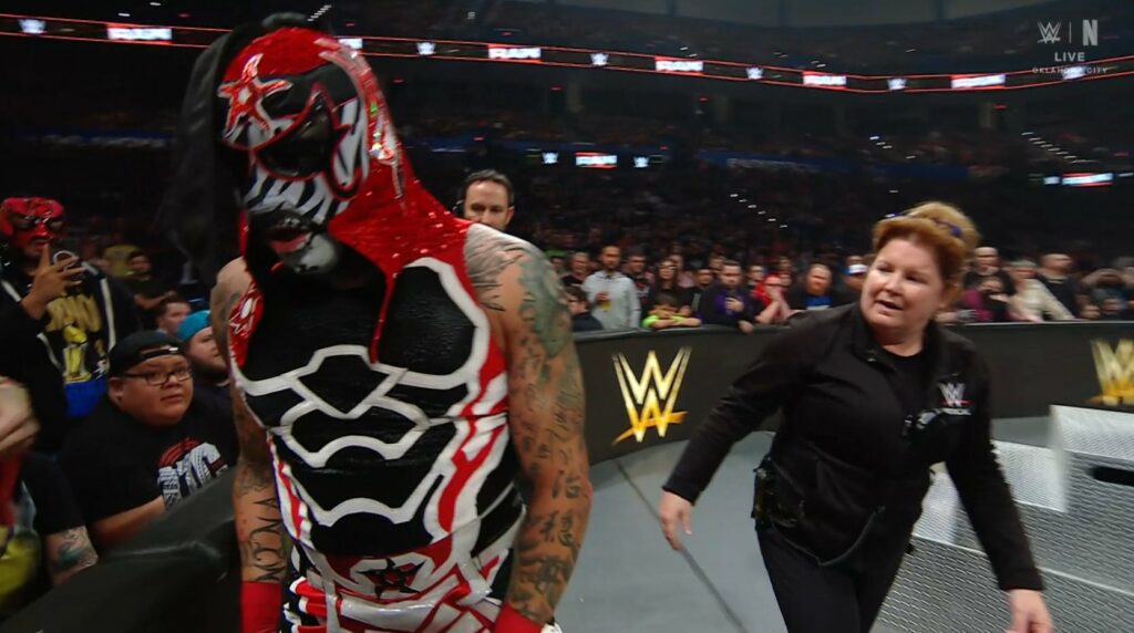 Penta sufre una lesión de hombro en WWE RAW