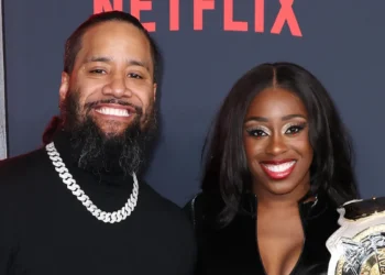 Naomi comparte que el bebé que espera con Jimmy Uso es un niño