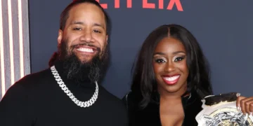 Naomi comparte que el bebé que espera con Jimmy Uso es un niño